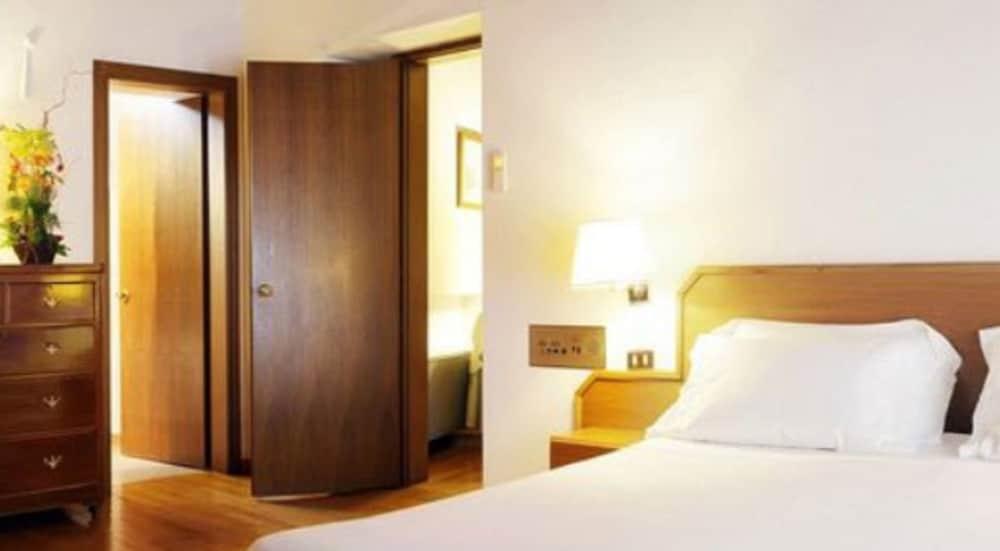 Hotel Albergo Santa Chiara Рим Экстерьер фото