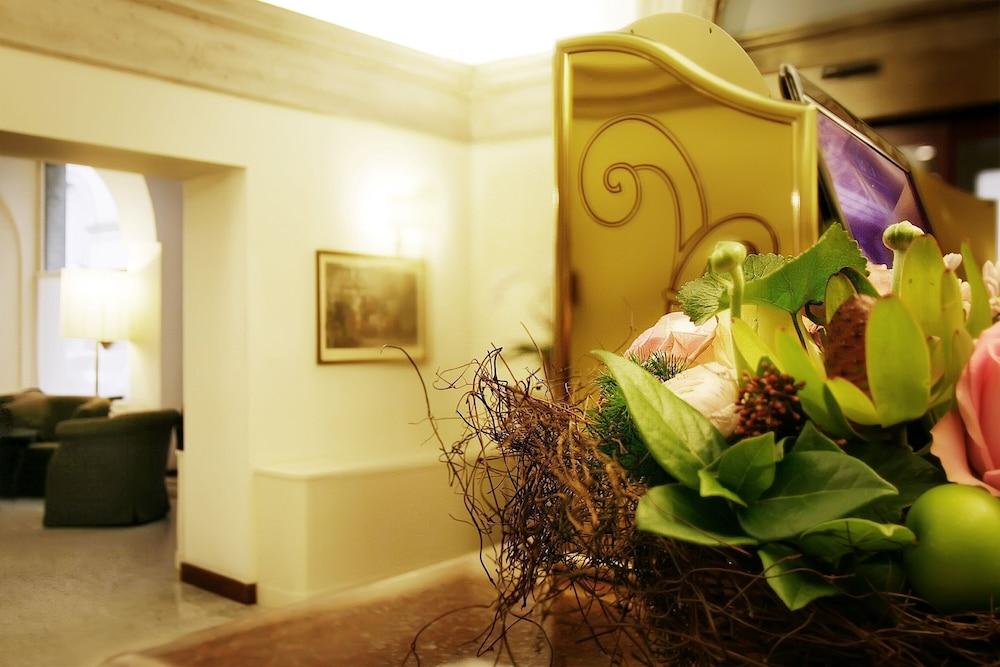 Hotel Albergo Santa Chiara Рим Экстерьер фото