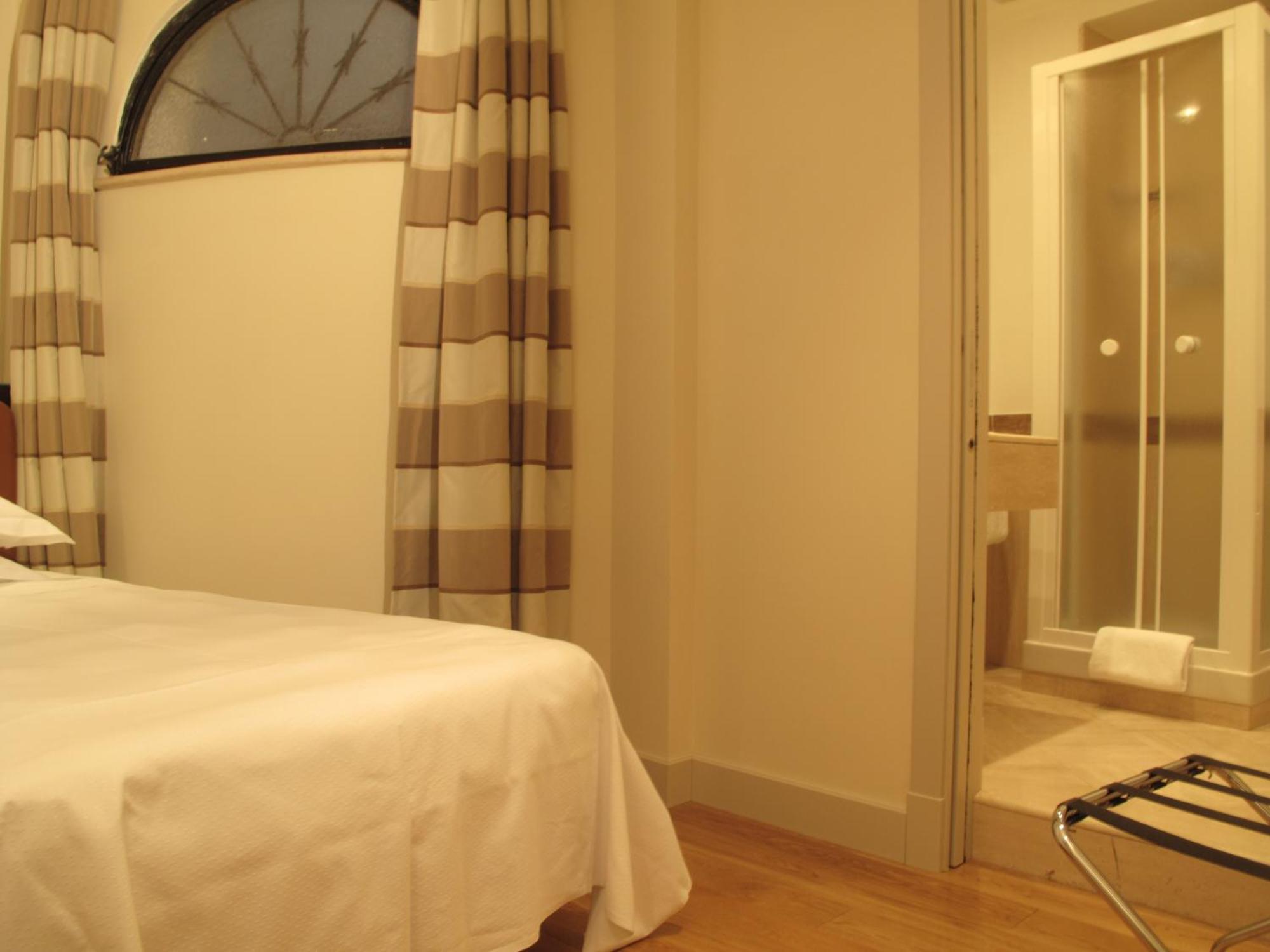 Hotel Albergo Santa Chiara Рим Экстерьер фото
