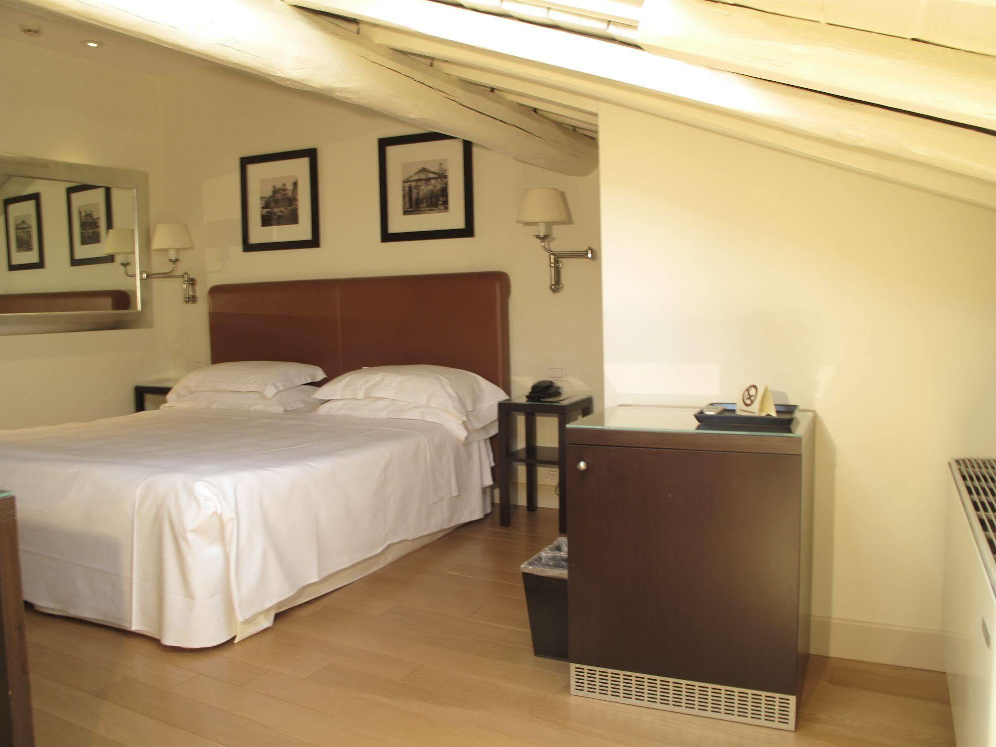 Hotel Albergo Santa Chiara Рим Экстерьер фото
